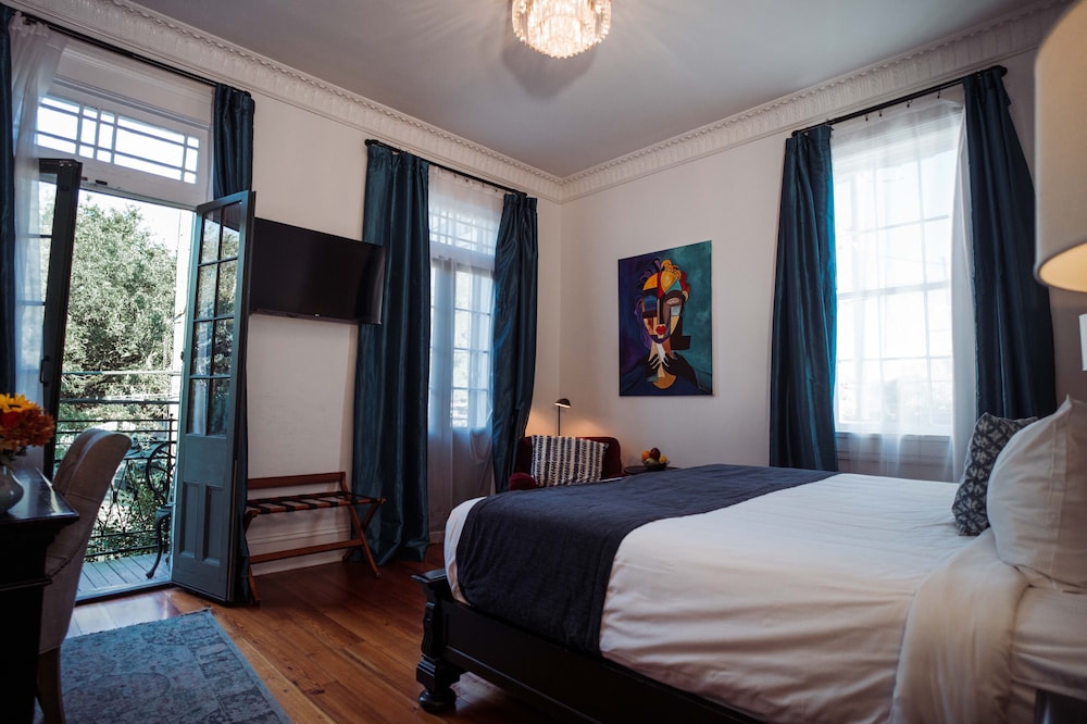 Royal Frenchmen Hotel And Bar 22/72