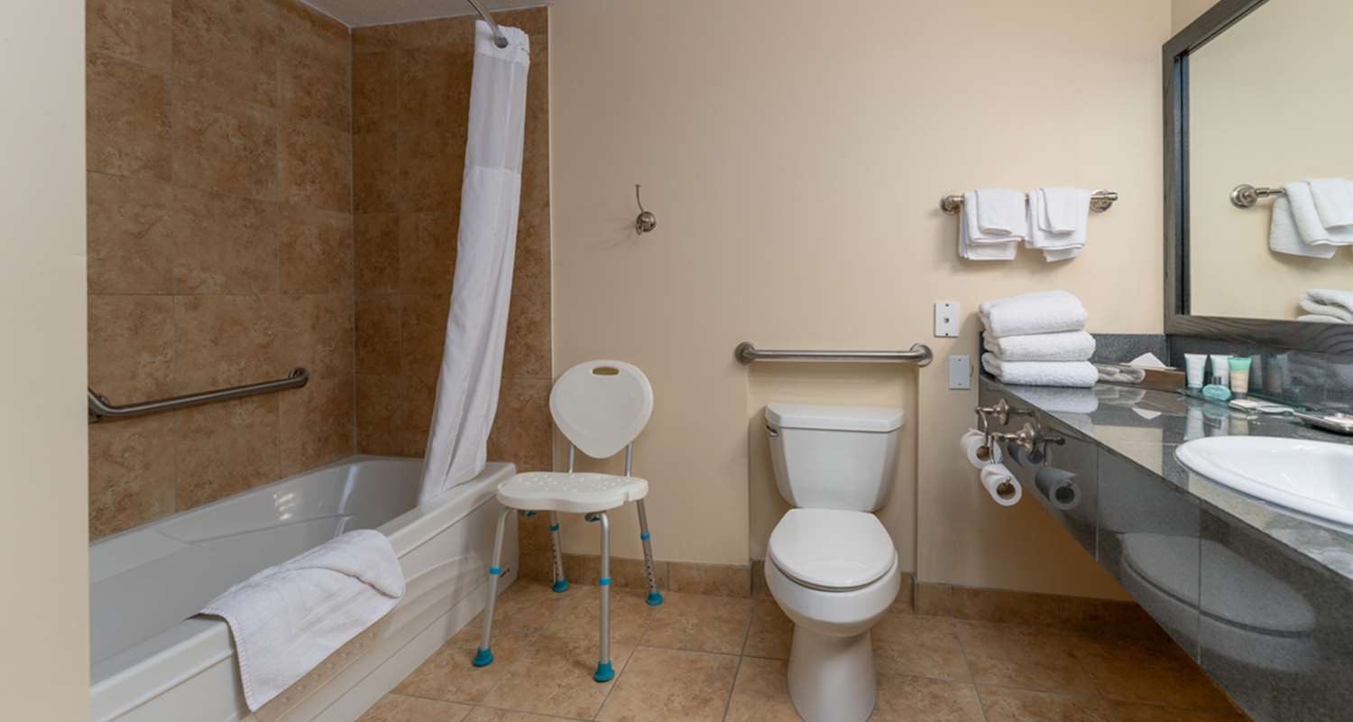 غرفة بسرير كوين مع أريكة بحوض استحمام لذوي الإعاقة، Prestige Rocky Mountain Resort, WorldHotels Crafted 2/2
