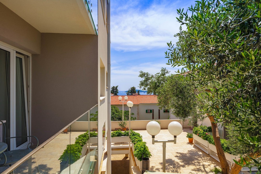 Pharia Aparthotel 55/61