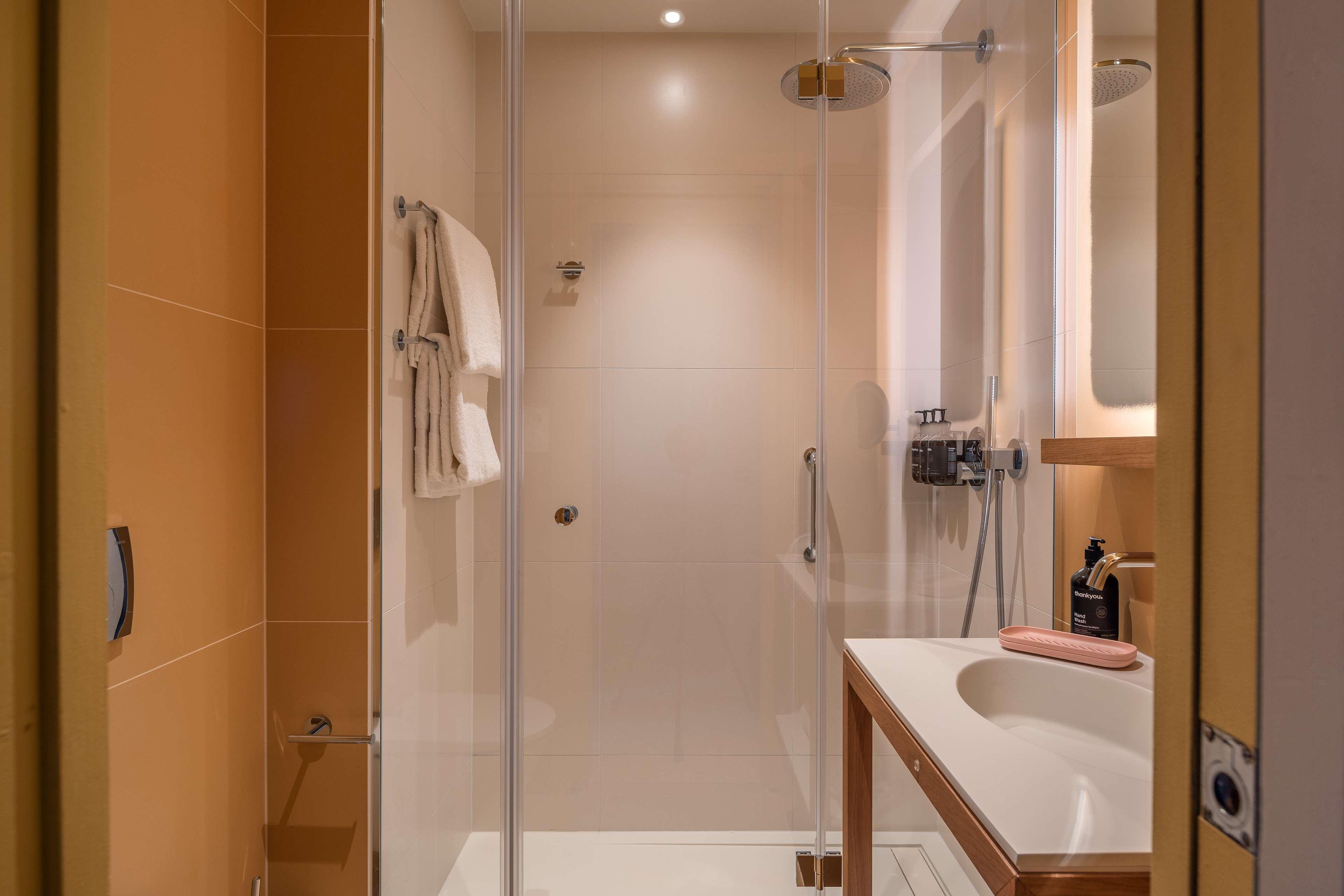 Junior Suite, King Bed, Partial Sea View