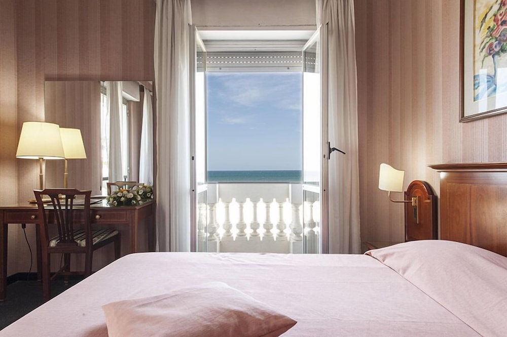Esplanade Hotel 19/60