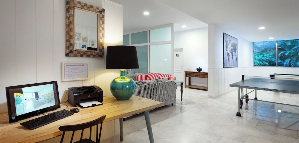 Marina Suites Hotel 60/68
