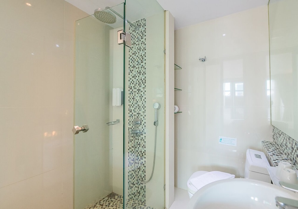 Serenotel Pattaya Beach Front 48/50