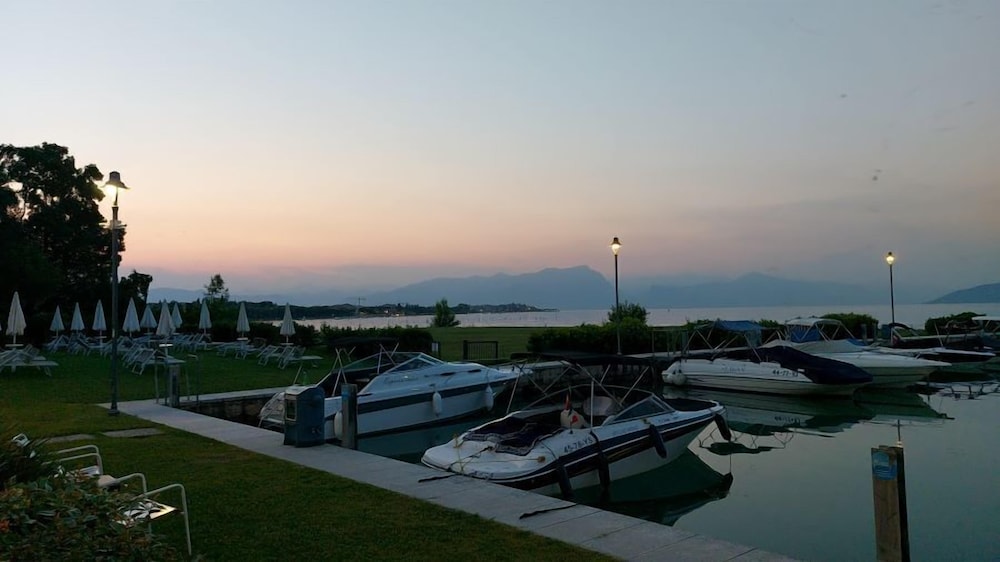 Yachting Hotel Mistral 77/79