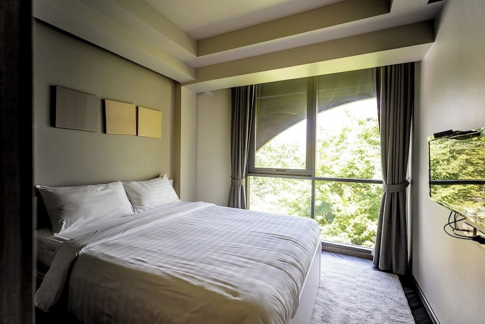 DELUXE, DOUBLE BED