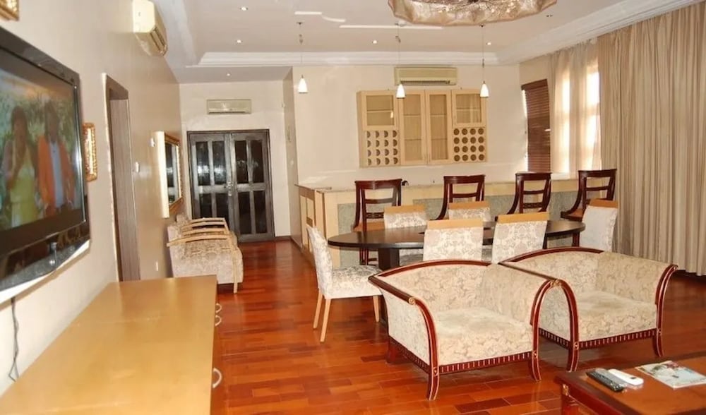 Golden Tulip Owu Crown Ibadan 23/45