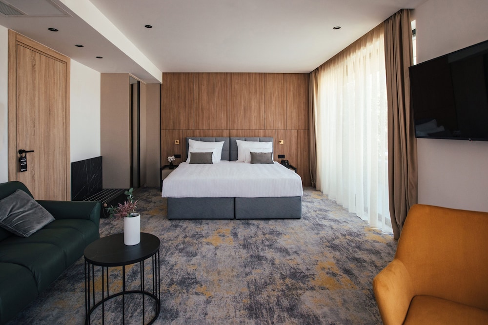EXECUTIVE, KING BED