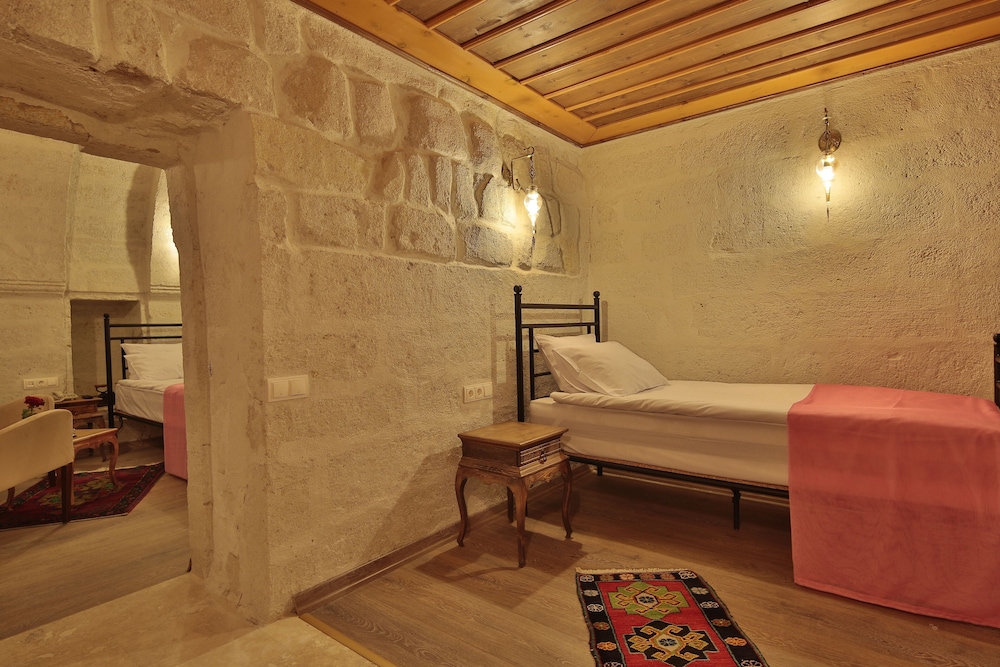 Jacob's Cave Suites 70/100