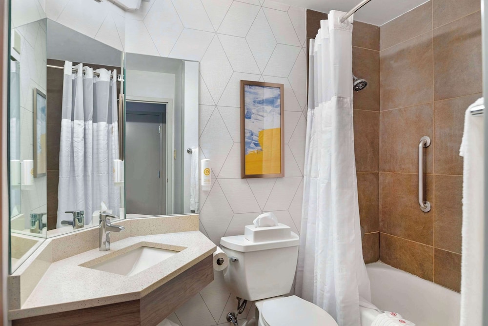 غرفة قياسية بسرير كوين، Comfort Inn Monticello 8/8
