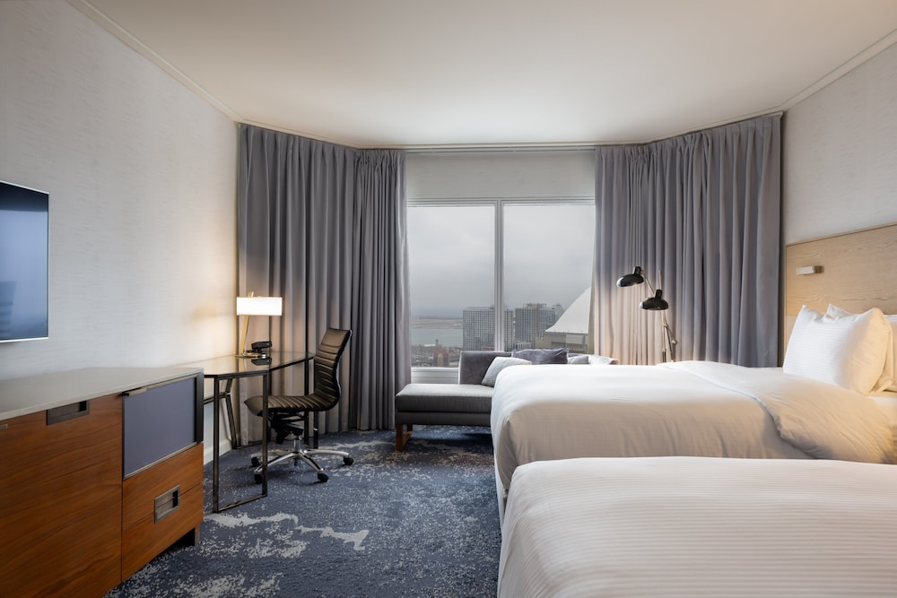 غرفة بريميوم بسريرين كوين في طابق مرتفع، INTERCONTINENTAL TORONTO CENTRE 2/8