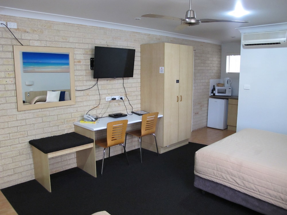 Aston Hill Motor Lodge 12/43