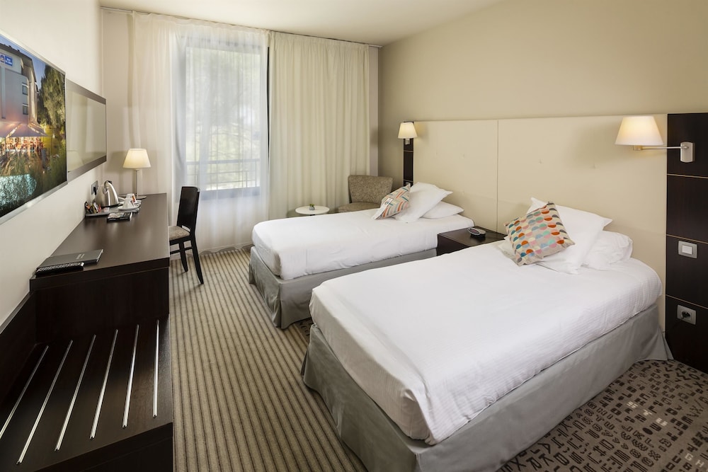 Mercure Aix-en-Provence La Duranne Gare TGV 17/50
