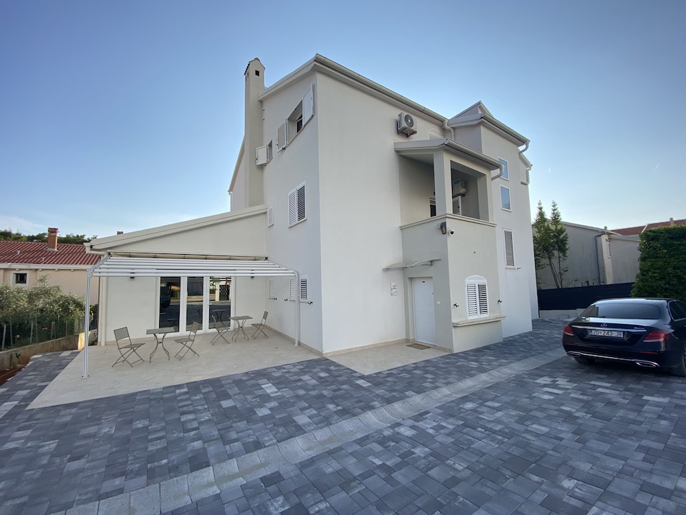 PETRA APARTMENTS 30/40