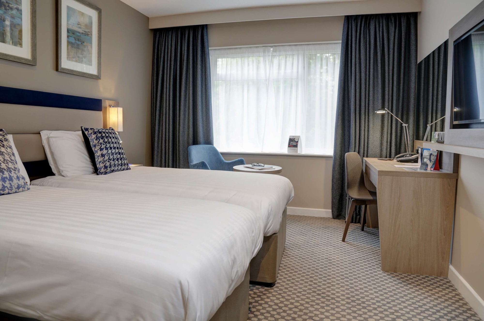 COMFORT, TWIN BEDS