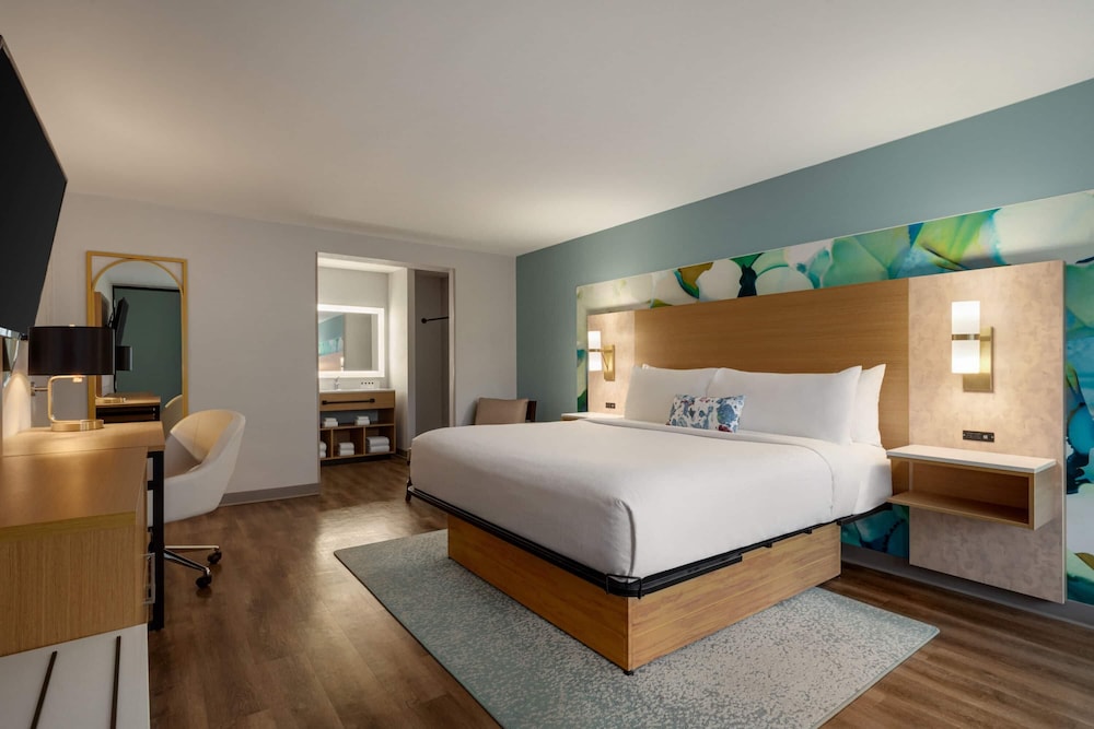 Room, King Bed, Pool View