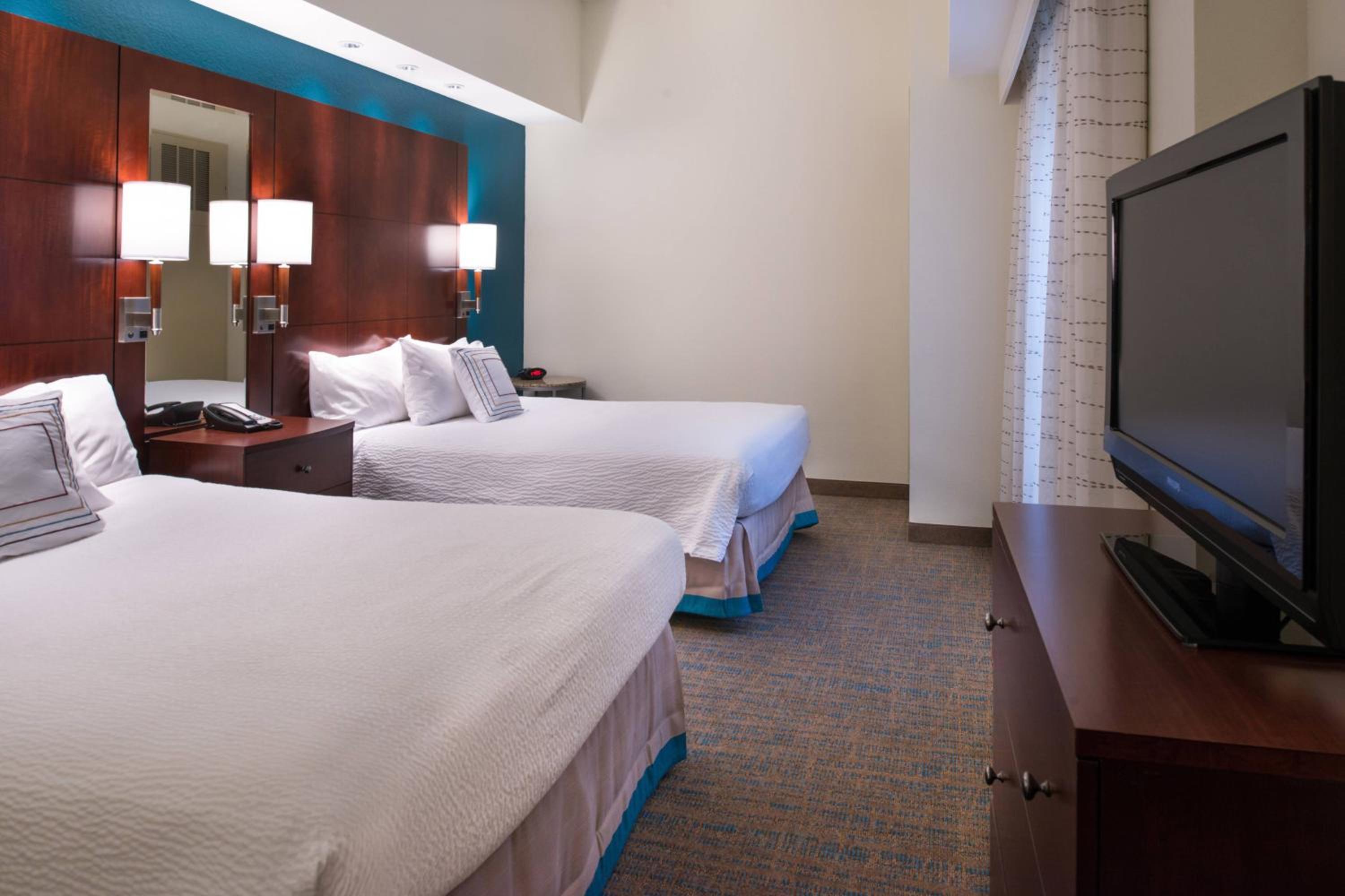 جناح بسريرين كوين بغرفة نوم واحدة مع أريكة، Residence Inn Gainesville I-75 2/5