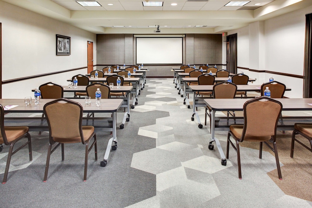 Hyatt Place Pittsburgh Airport/Robinson Mall 60/70