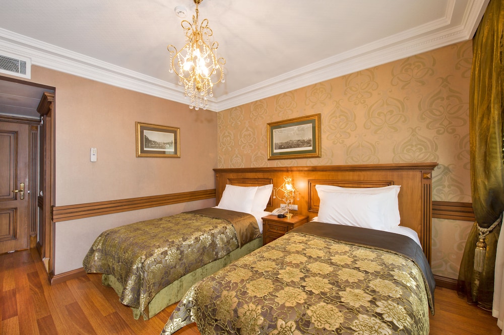 SUPERIOR, TRIPLE, KING BED, SOFA