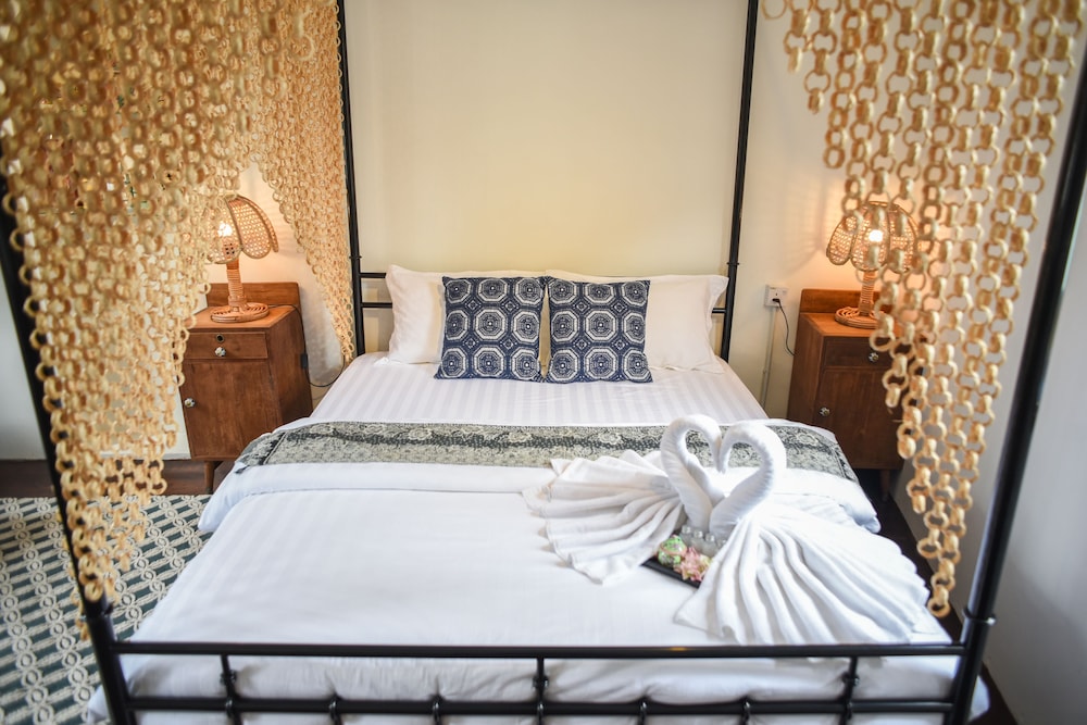 Family, House, Queen Bed