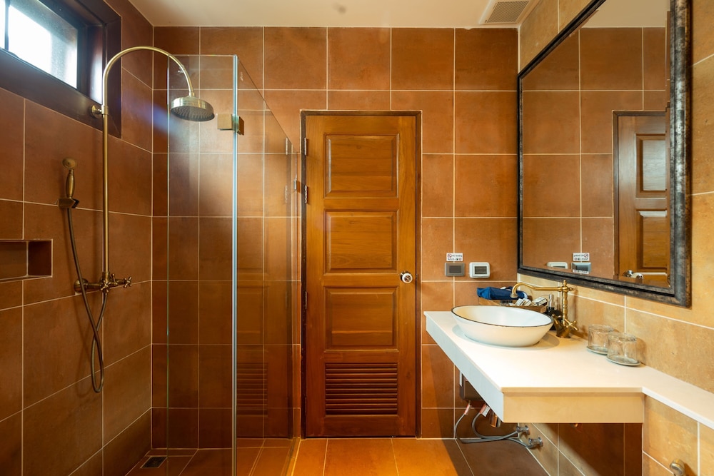 Phor Liang Meun Terracotta Arts Hotel 49/50
