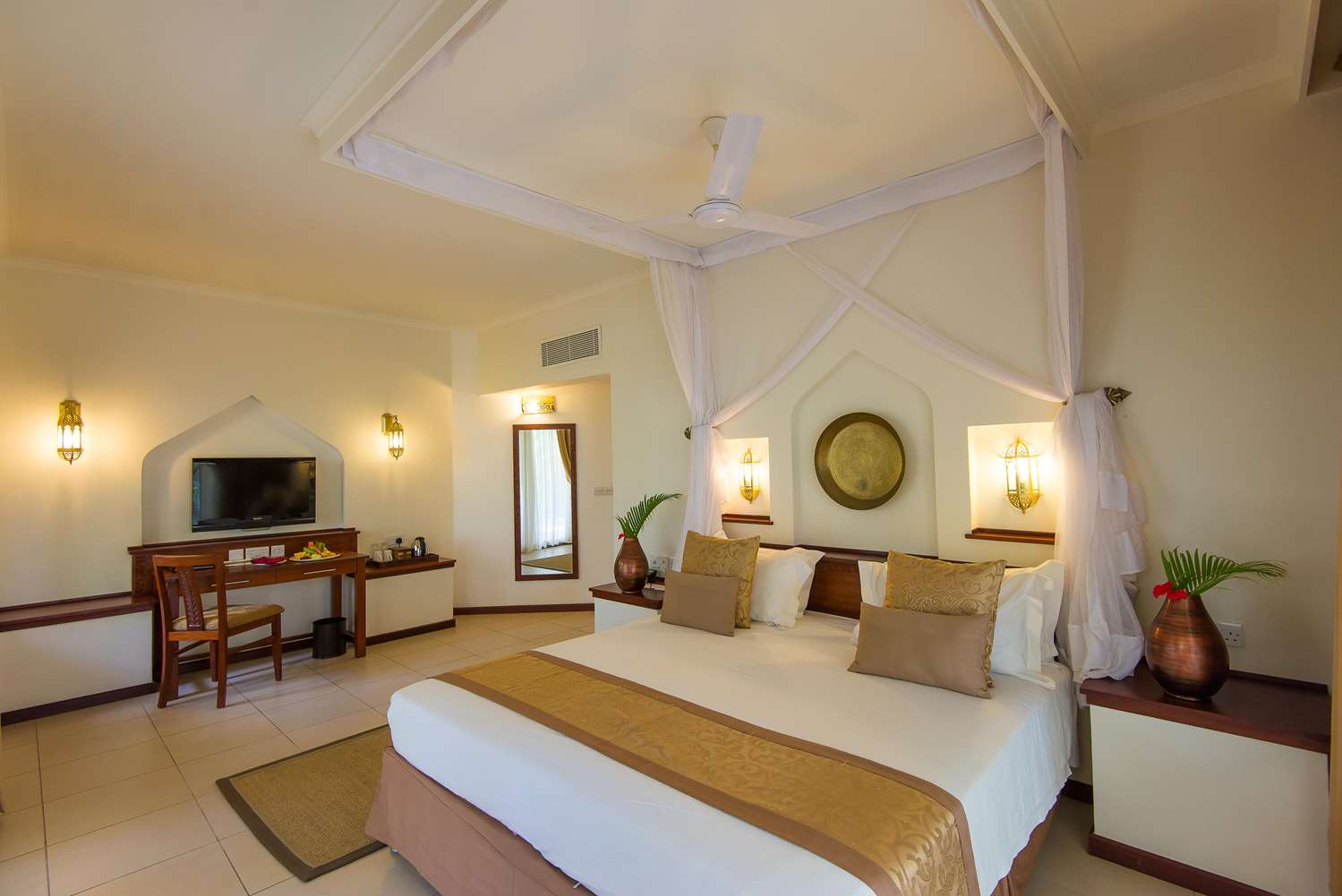 Sea Cliff Resort and Spa Hotel 11/80