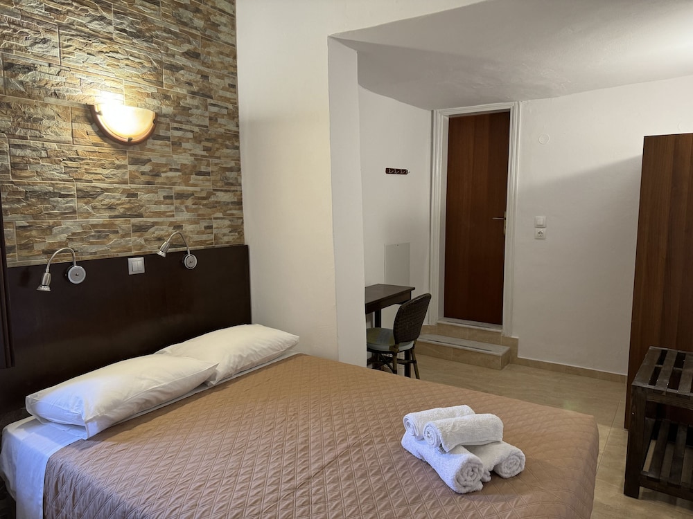 Eleni Rooms 12/40