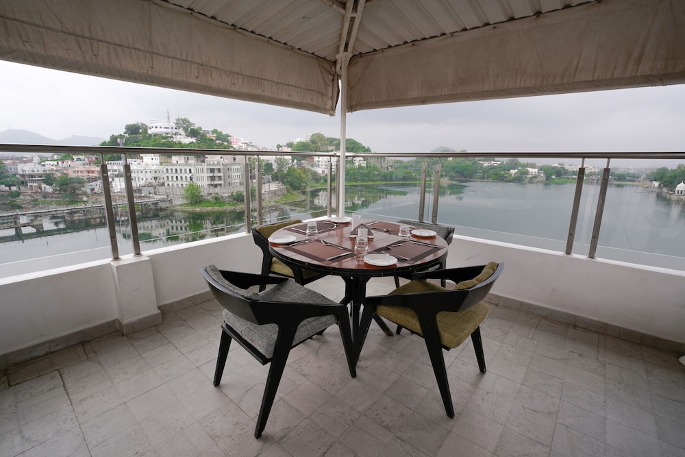 A Lake View Hotel Rajdarshan 27/49