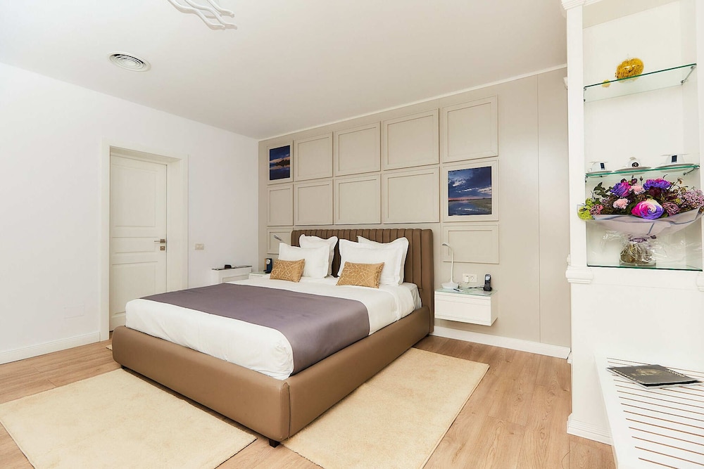 Garden, King Bed