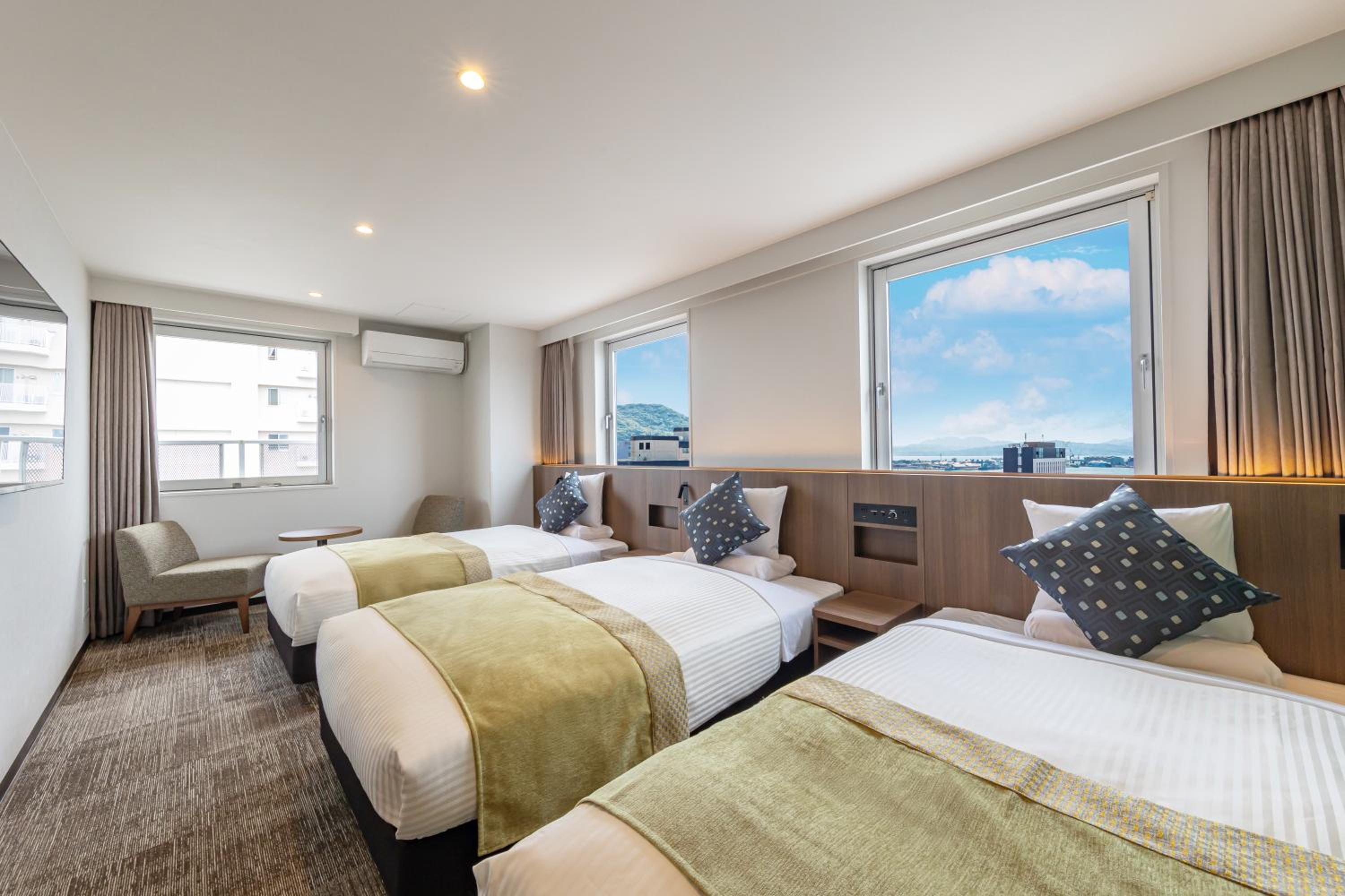 Room, 3 Beds, Sky View