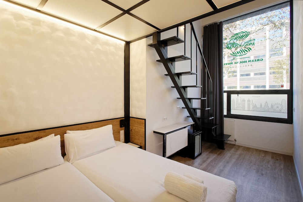 DUPLEX, CITY VIEW
