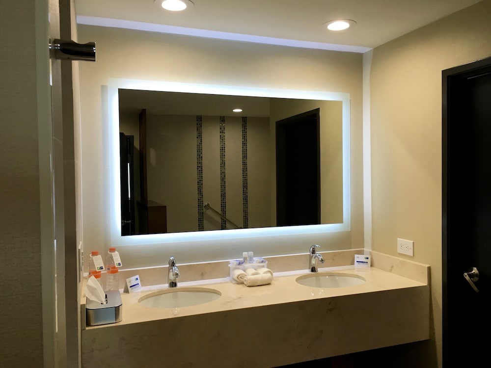 Holiday Inn Express & Suites Mexicali 22/66