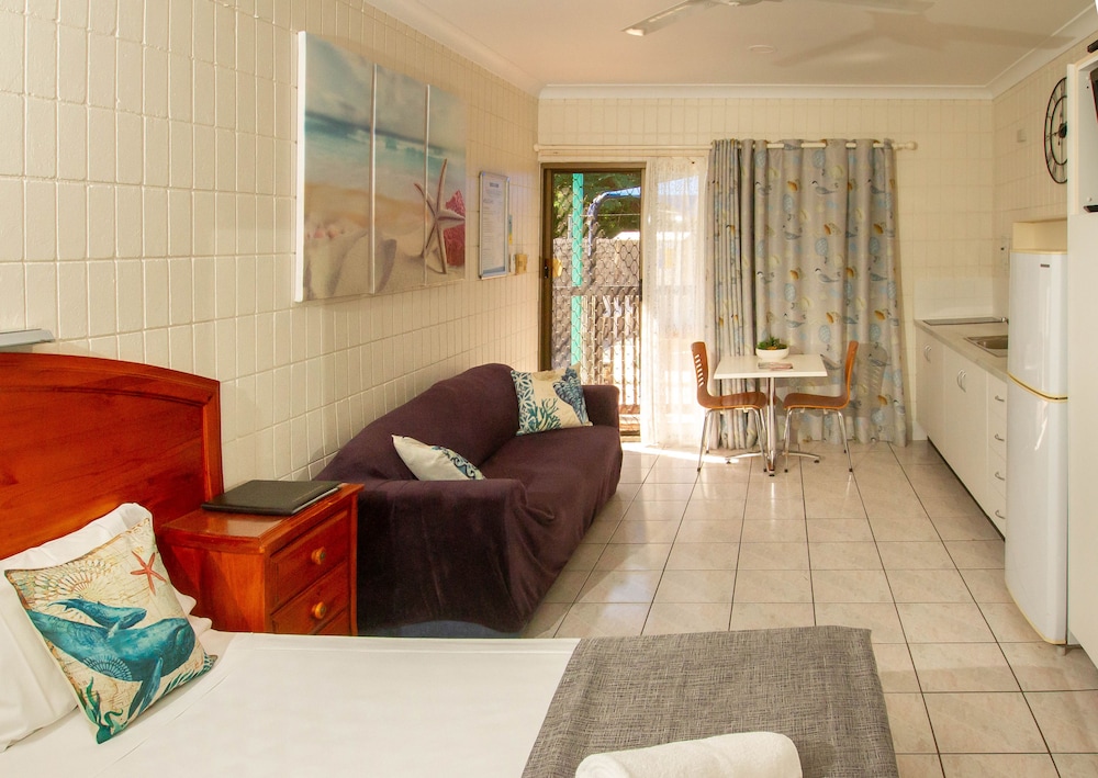Tropical Palms Inn Resort 33/51
