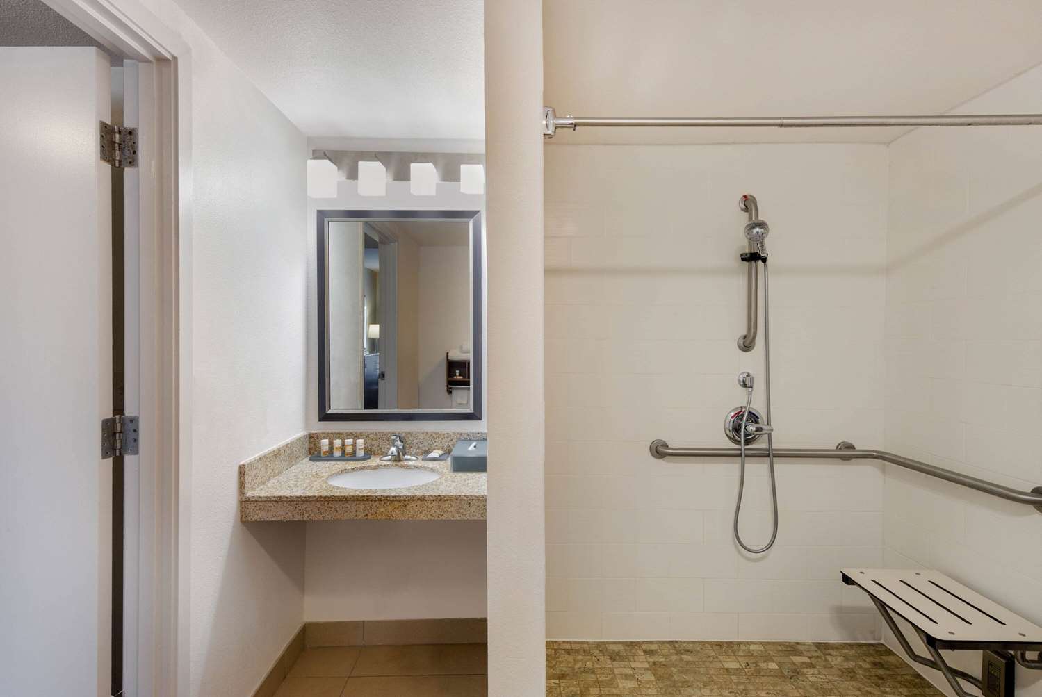 La Quinta Inn & Suites by Wyndham Oakland - Hayward 34/34