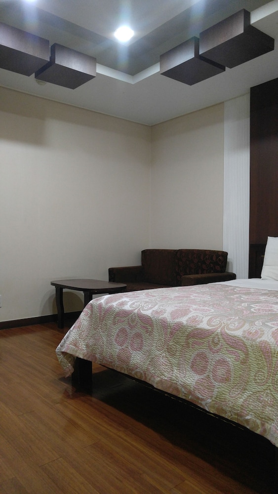 Odyssey Hotel 8/39