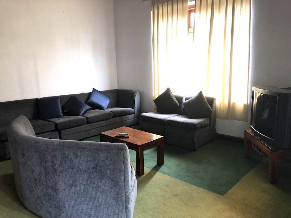 Tea Bush Hotel 37/71