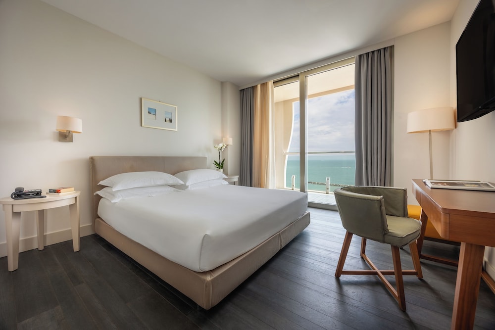 جناح سوبيريور بسرير كوين بإطلالة على البحر مع أريكة، Excelsior Hotel, Spa & Lido 3/10