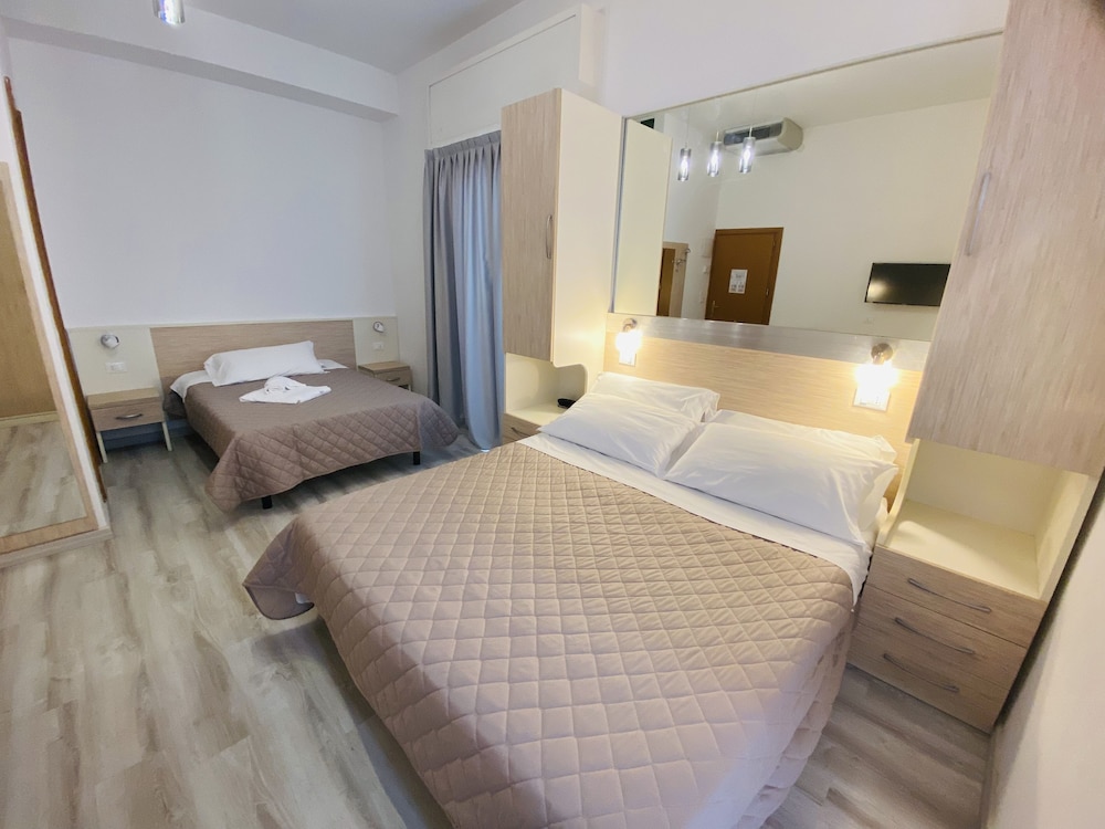 Hotel Butterfly 7/50