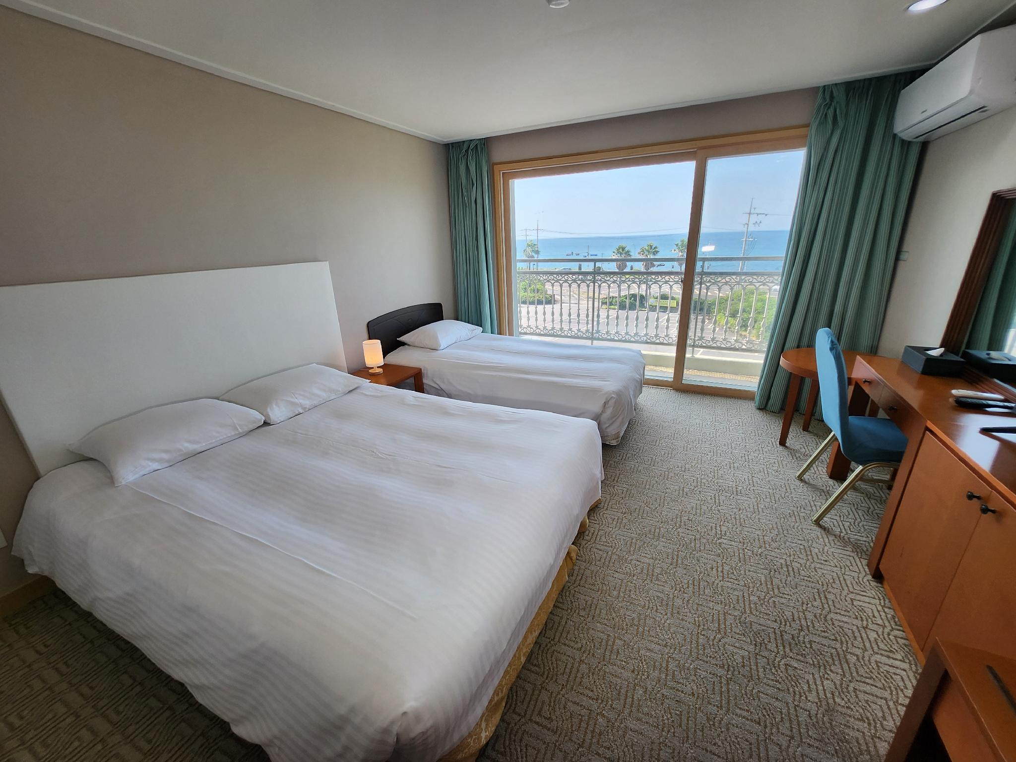 Ocean, Deluxe, Twin Beds, 1 Double and 1 Single Bed