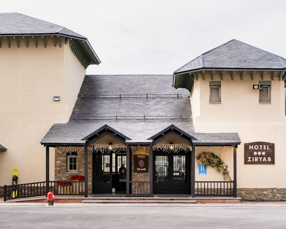 The Mountains Hotel 3/50