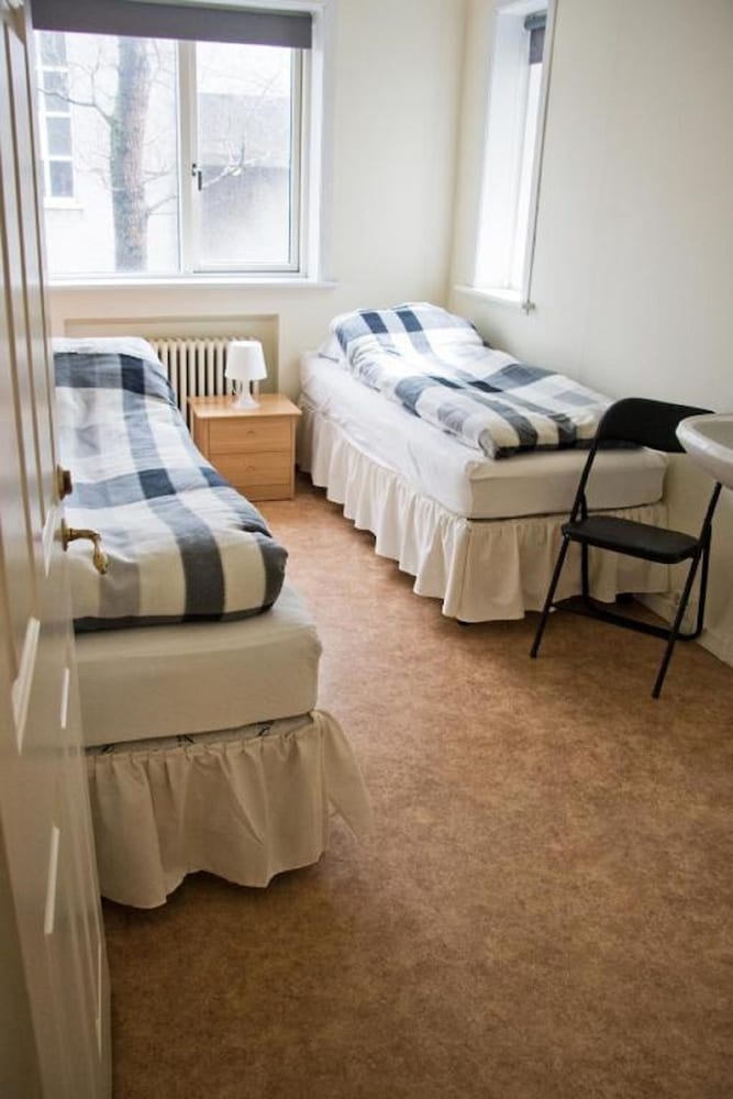 ROOM, TWIN BEDS, SHARED BATHROOM