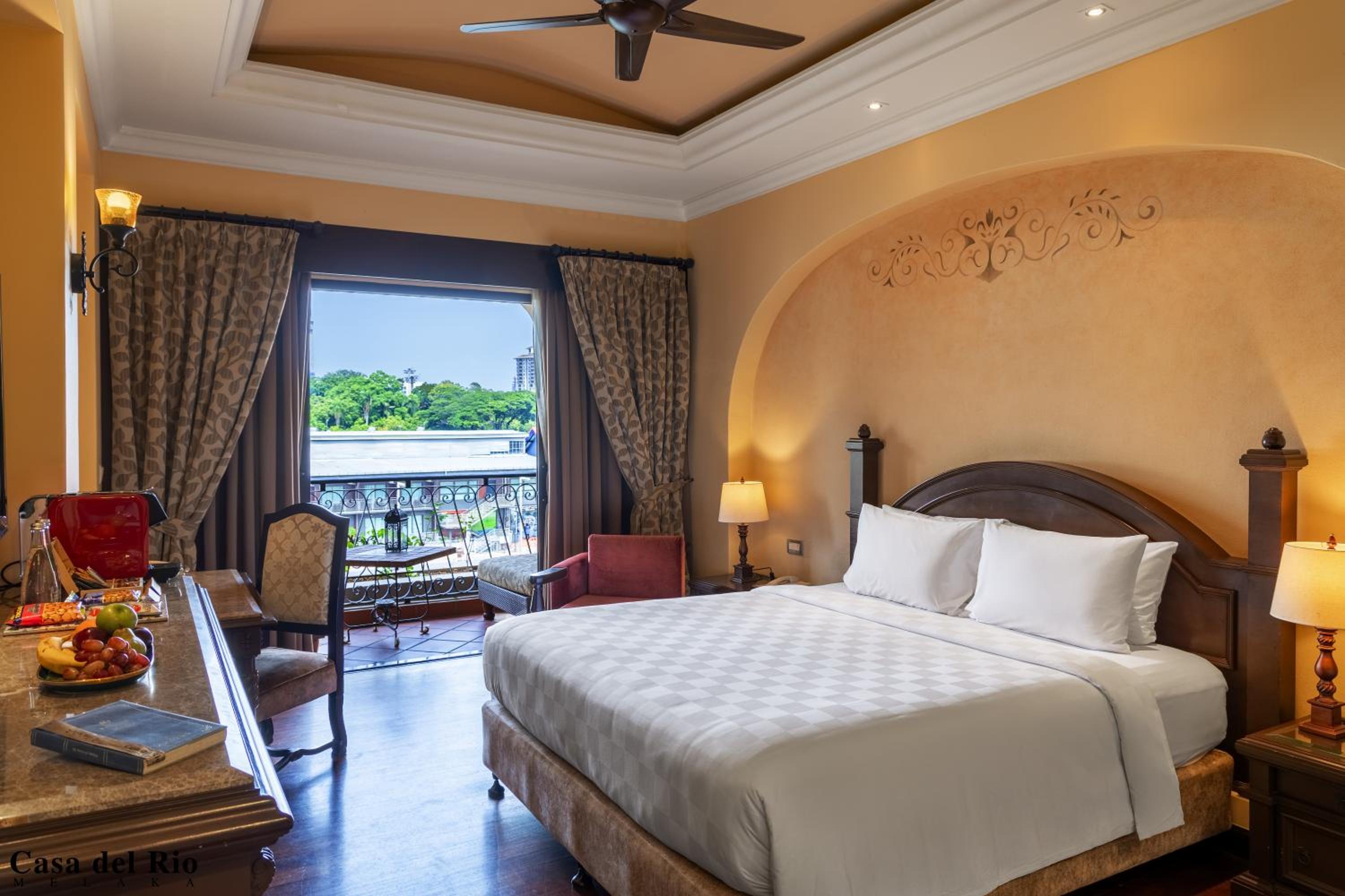 Hollywood, Deluxe, Twin Beds, Lake View