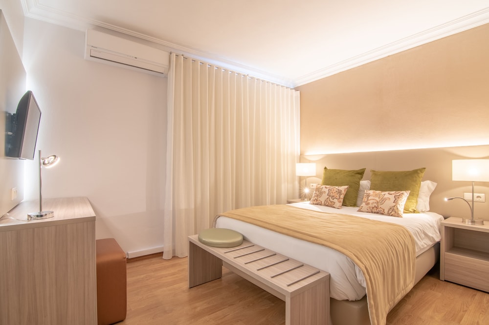 ROOM, DOUBLE BED