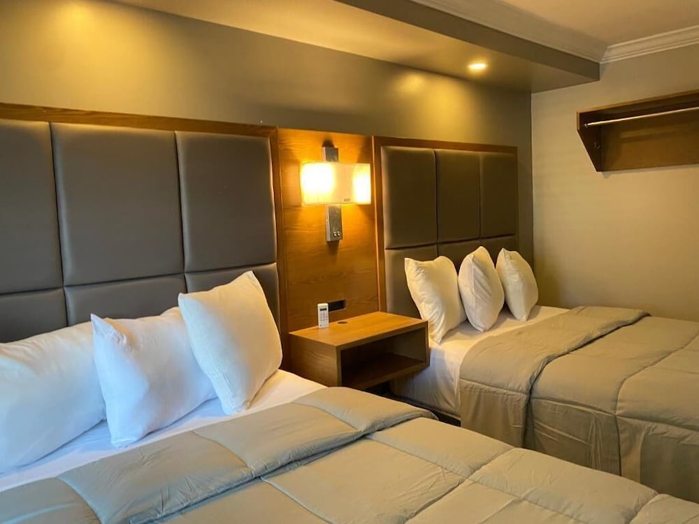 Deluxe, 2 King Beds