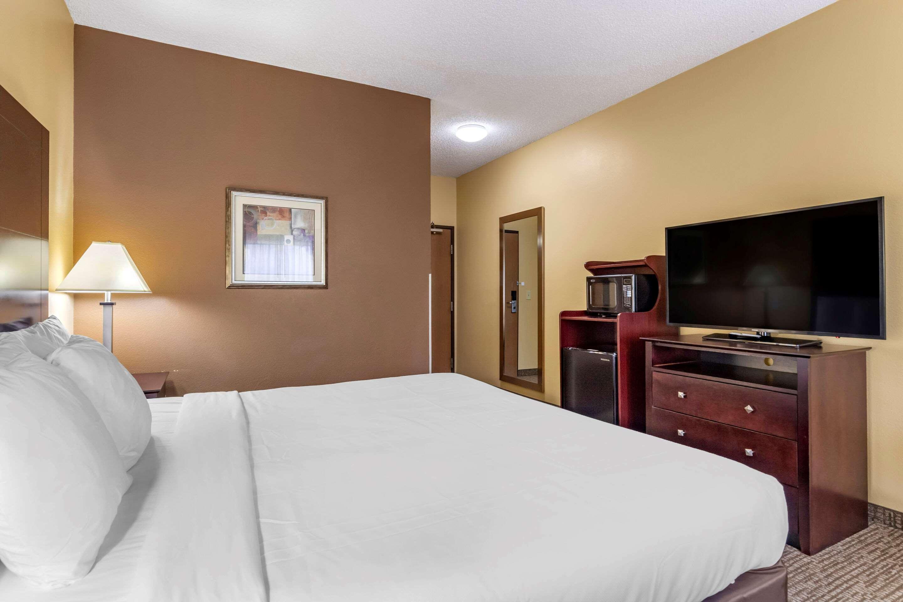 ROOM, KING BED