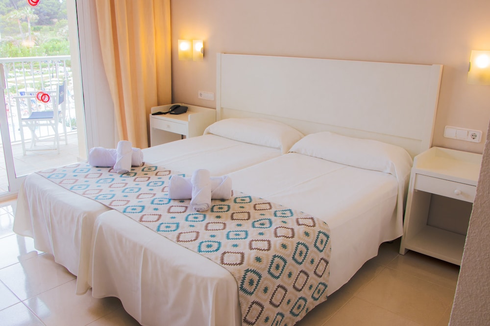 غرفة بسرير مزدوج بإطلالة على المسبح، Club Hotel Aguamarina 1/3