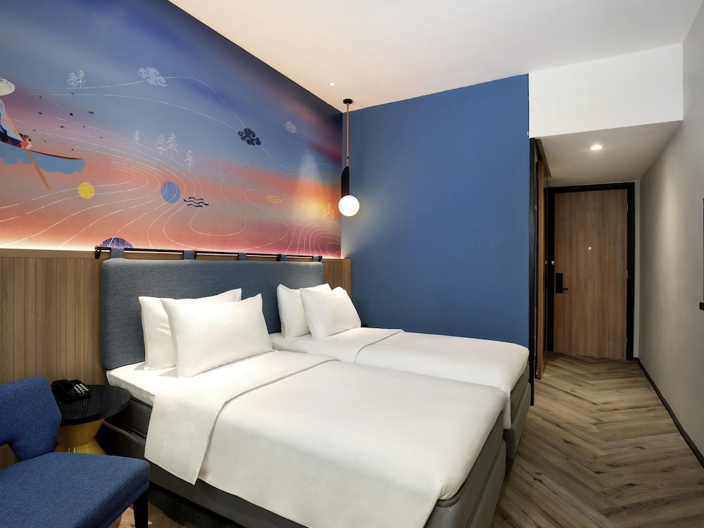 SUPERIOR, TWIN BEDS, CITY VIEW
