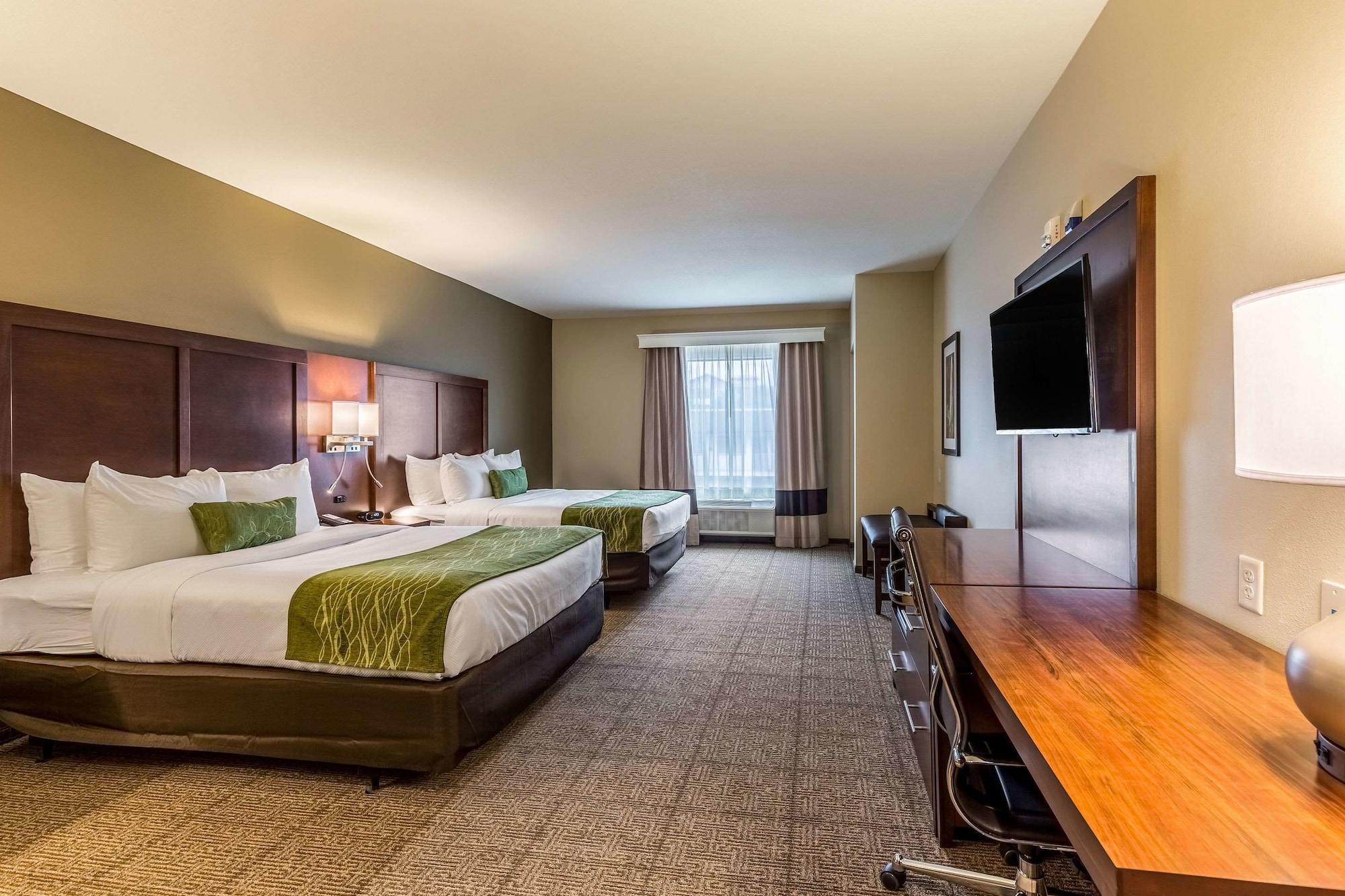 Suite, Multiple Beds 8/10