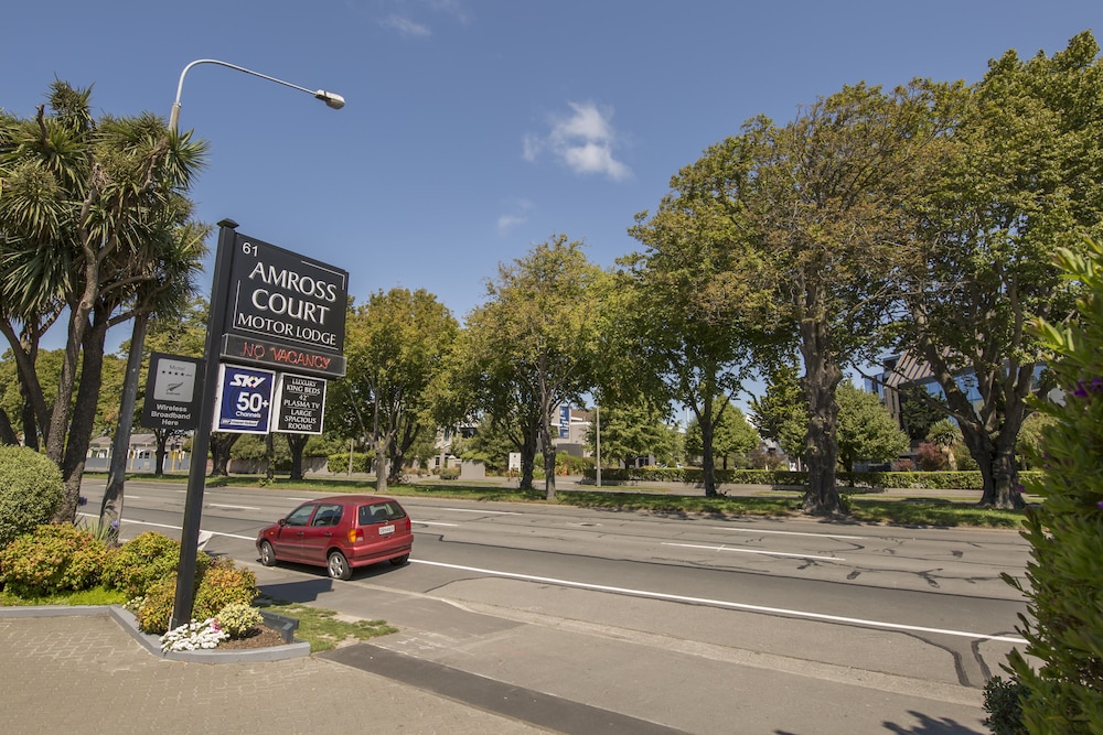 Amross Court Motor Lodge 45/50
