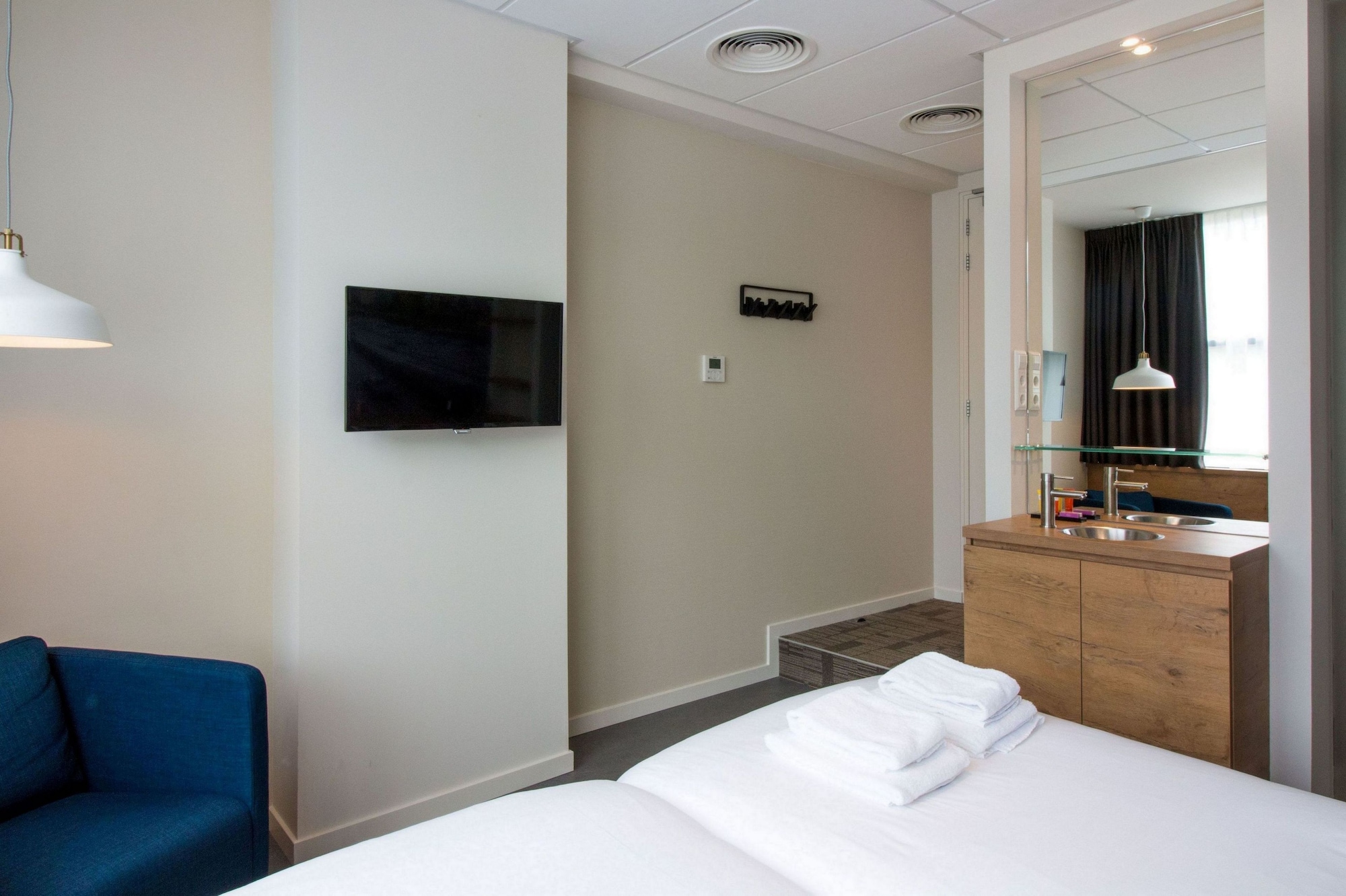 ROOM, TRIPLE, SMALL