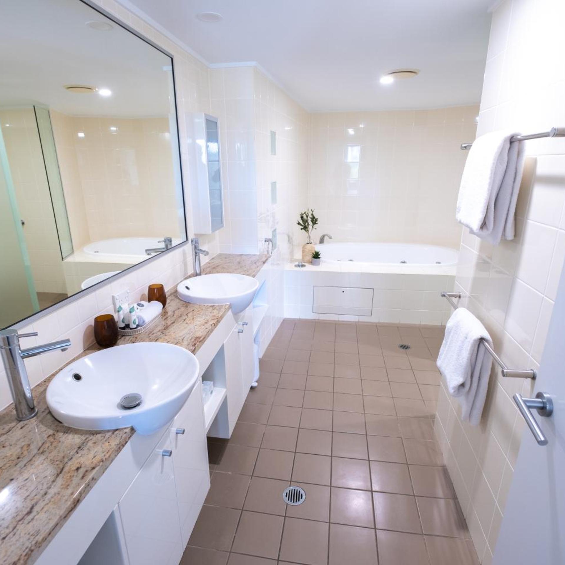 2 Bedrooms, Pool Access